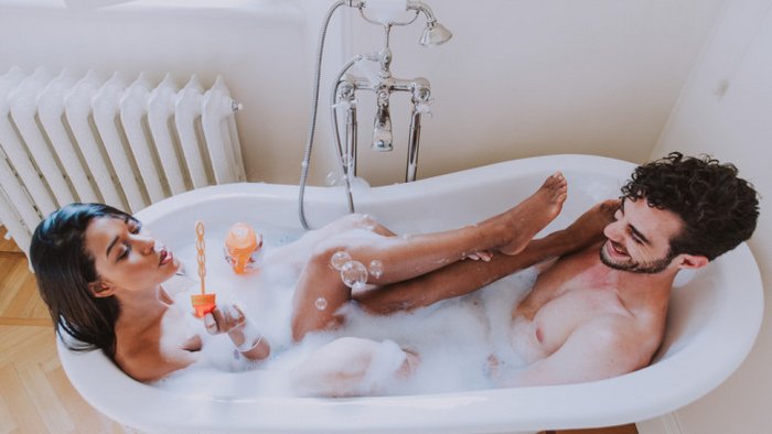 Жена в ванне ласкает член мужа своей ножкой фото