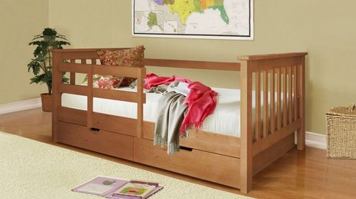 Особенности и преимущества детских кроватей из сосны