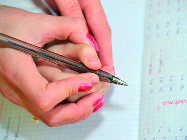 Как научить ребенка правильно держать ручку или карандаш