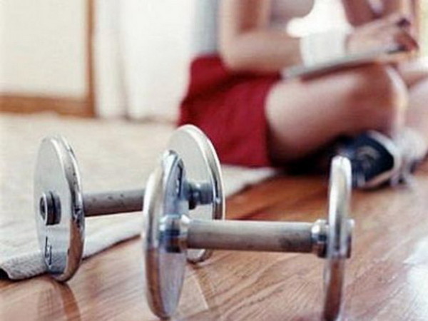 6 упражнений, которые не отвлекают вас от ребенка и домашних дел
