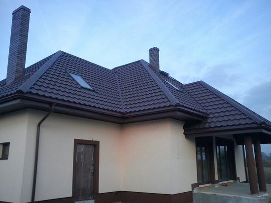 Металлочерепица — надёжное и прекрасное украшение крыши