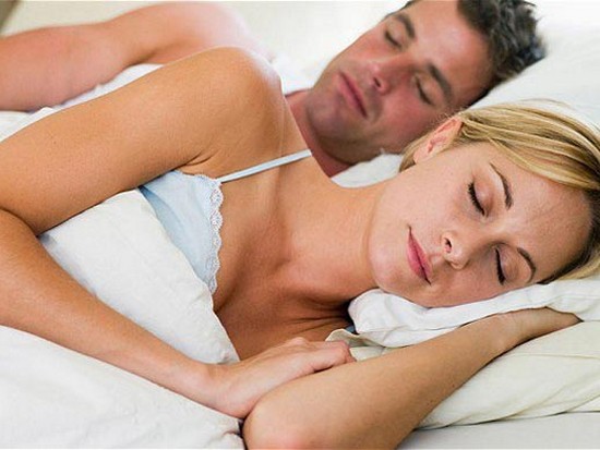 Супругам лучше спать вместе или врозь?