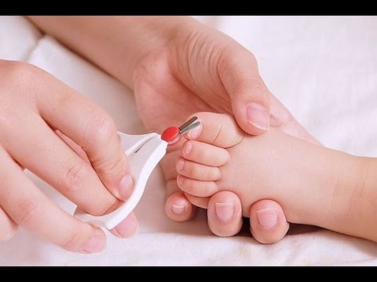 Как стричь ногти новорожденному