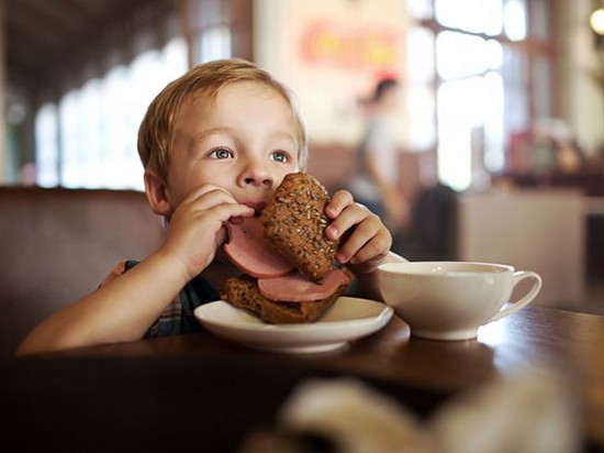 Недетская еда. 10 продуктов, которые нельзя давать дошкольникам