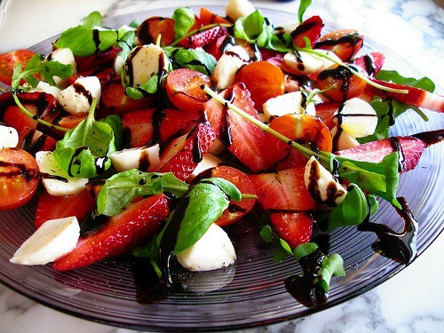 Салат с клубникой, моцарелой и помидорами черри (рецепт)