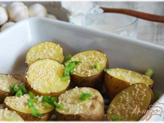 Картофель, запеченный с чесноком и кунжутом, со сметанным соусом (рецепт)
