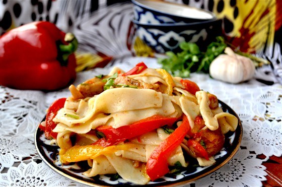 Салат с домашней лапшой,курицей и овощами (рецепт)