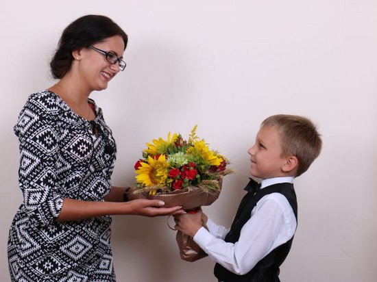Нужно ли дарить цветы учителю