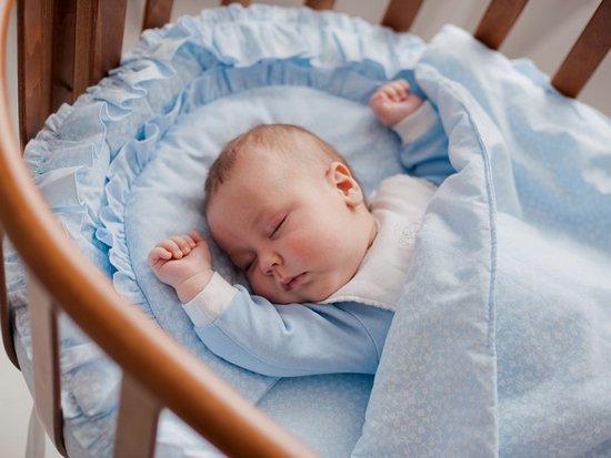 Стоит ли тревожиться, если ребенок спит с полуоткрытым ртом или глазами