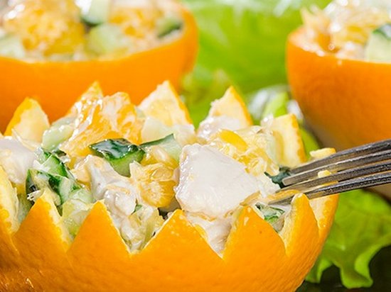 Салат с курицей в апельсинах (рецепт)