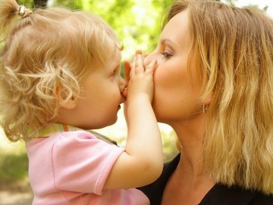 Можно ли целовать детей в губы?