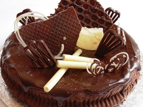 Как украсить торт шоколадом