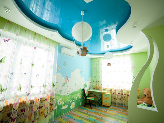 Натяжной потолок для детской комнаты: преимущества выбора и разнообразие дизайнерских решений