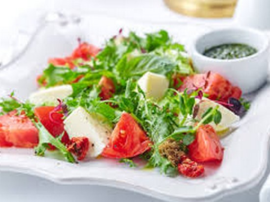 Салат из помидоров с руколой, моцареллой и анчоусами (рецепт)