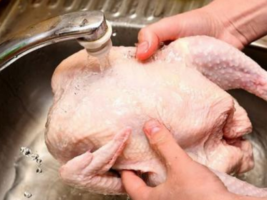 Опасность мытья сырой курицы