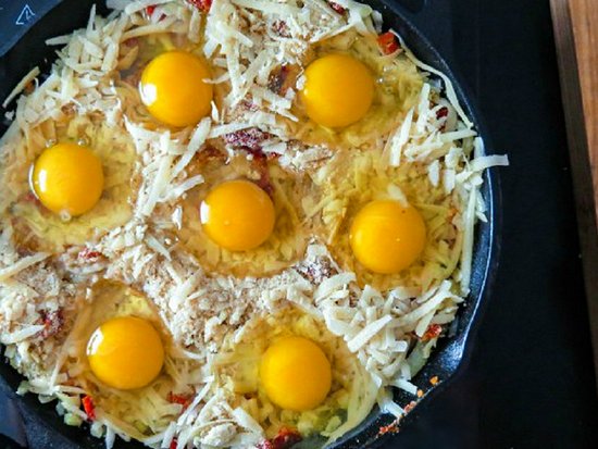 Запеченные в сковороде яйца с сыром