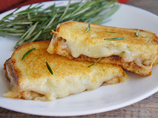Жареный бутерброд с синим сыром и малиной