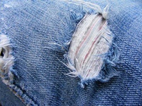 Как зашивать дырки на штанах?