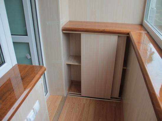 Зачем нужны шкафчики на балконе и как их сделать