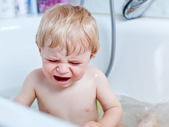 Ребенок боится воды – как купать малыша