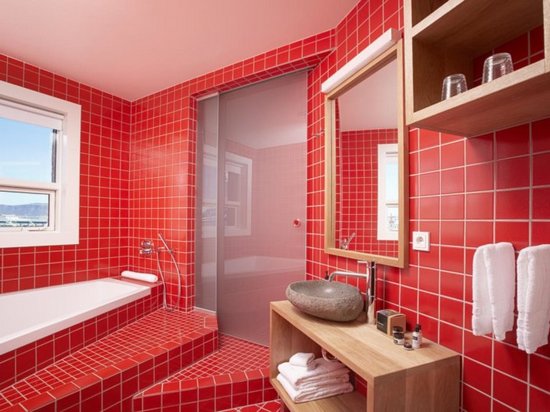 Самый приятный и красивый будильник – ванная комната в красном цвете