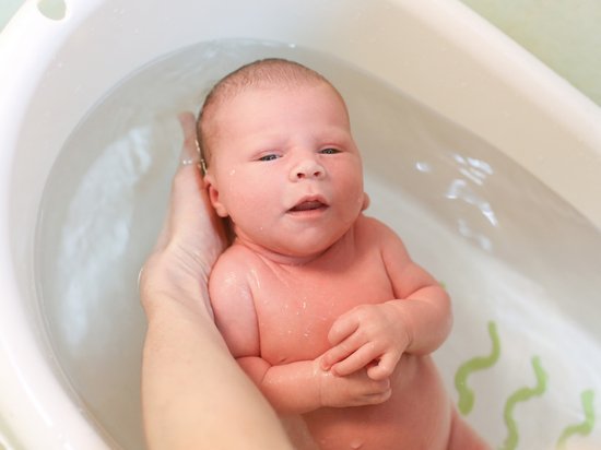 Методы купания новорожденного и уход за его кожей
