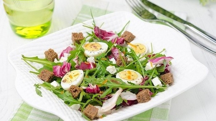 Салат с перепелиными яйцами и брынзой