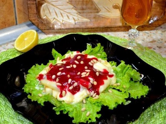 Тёплый салат из груш и моцареллы с ягодным соусом