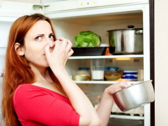 Как устранить запахи в холодильнике