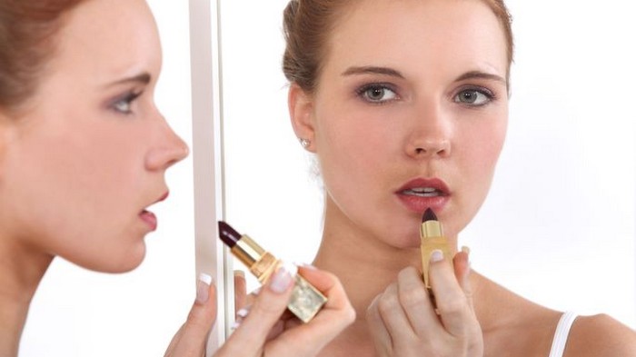 Как правильно красить губы, чтобы они выглядели пухлее