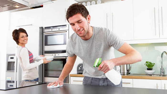 Исследования доказали, что замужняя женщина тратит на 7 часов больше на работу по дому