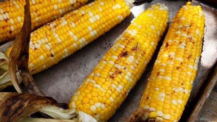 Печеная кукуруза с пряным маслом в фольге — вкусный летний рецепт