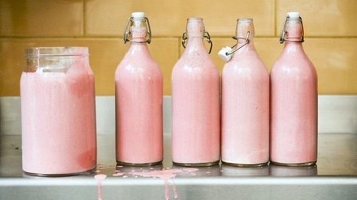 Почему у бегемотов розовое молоко?