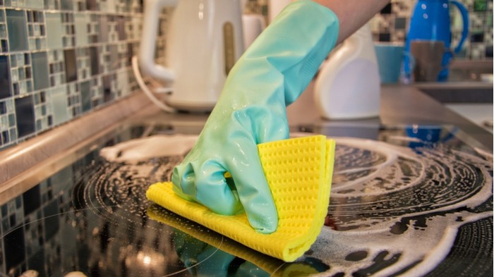 6 легких способов отмыть стеклокерамическую плиту от загрязнений, не повреждая поверхности