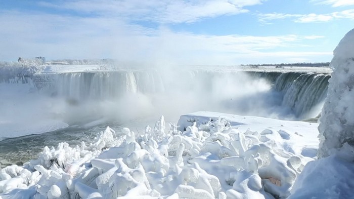 Ниагарский водопад частично замерз и выглядит как сверкающий рай