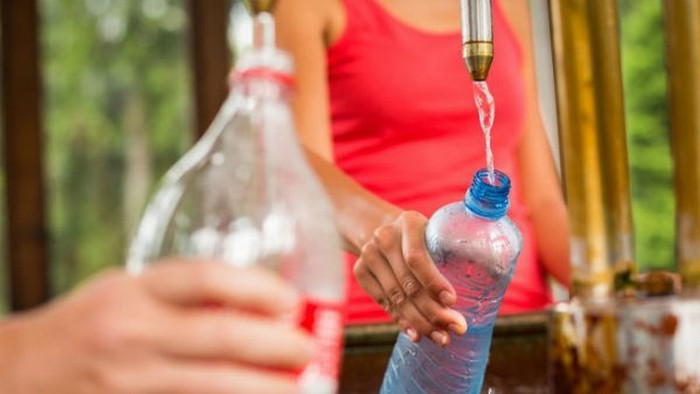 Чем опасно повторное использование пластиковой бутылки? 2 причины этого не делать