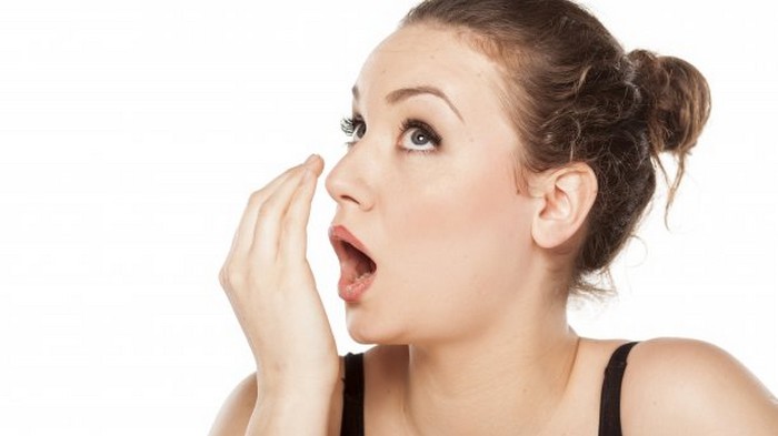 Как избавиться от плохого запаха изо рта: причины и лечение