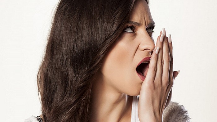 Почему у пожилых людей бывает неприятный запах изо рта?