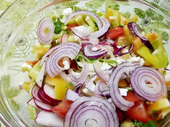 Салат с крымским луком и фетой (рецепт)