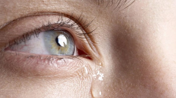 Слезоточивость глаз – причины и лечение