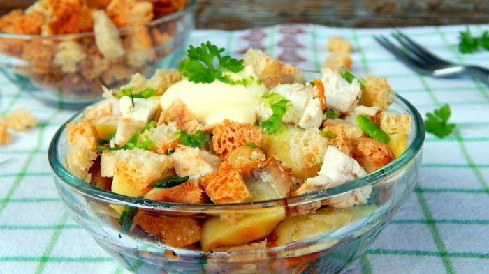 Салат с копченой грудкой и картошкой фри