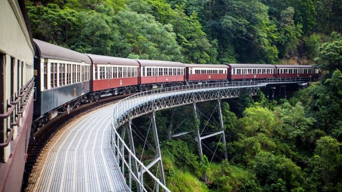 8 самых опасных железных дорог в мире