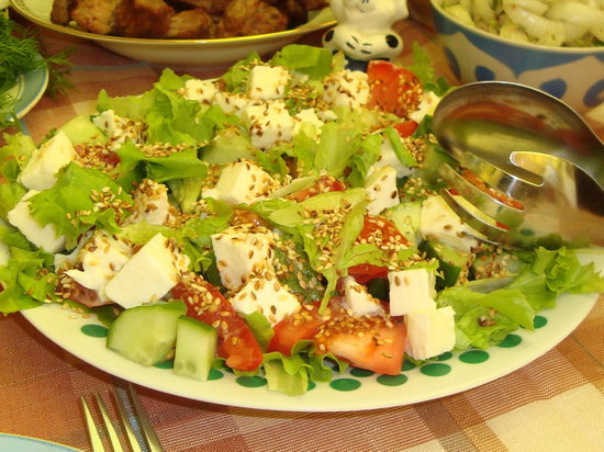 Овощной салат с кунжутом (рецепт)