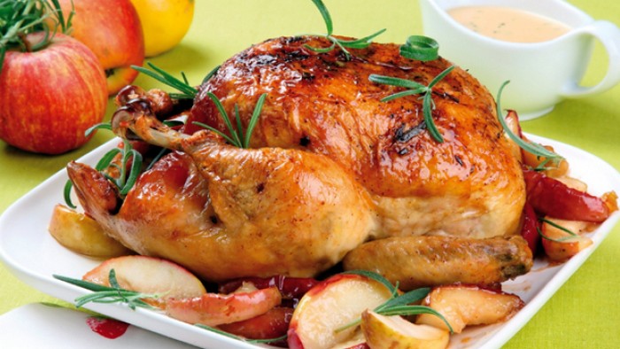Как запечь курицу с яблоками и чесноком в духовке