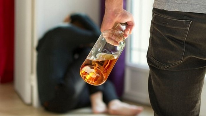 Ученые рассказали, какие люди склонны к насилию после выпивки