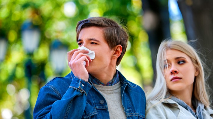 Аллергия на тополиный пух: как ее избежать