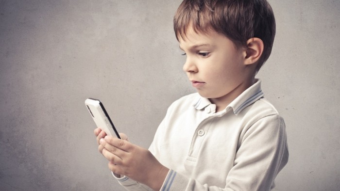 Ученые выяснили, что смартфоны развивают у детей косоглазие‍