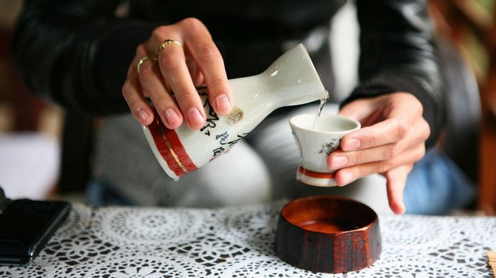 Как правильно пить саке: японские традиции