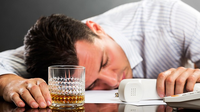 Доказано: трудоголизм может привести к алкоголизму