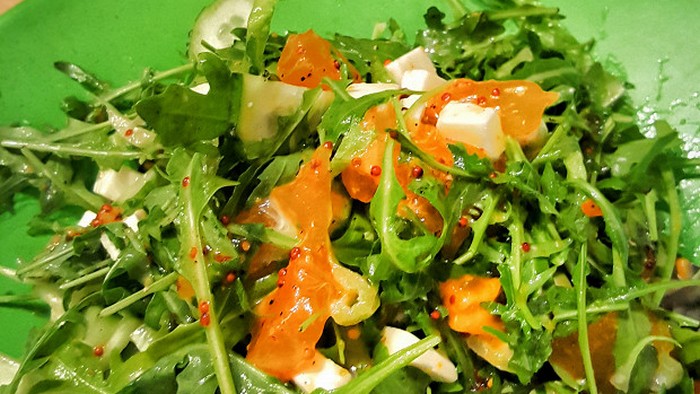 Зеленый салат с индейкой и хурмой